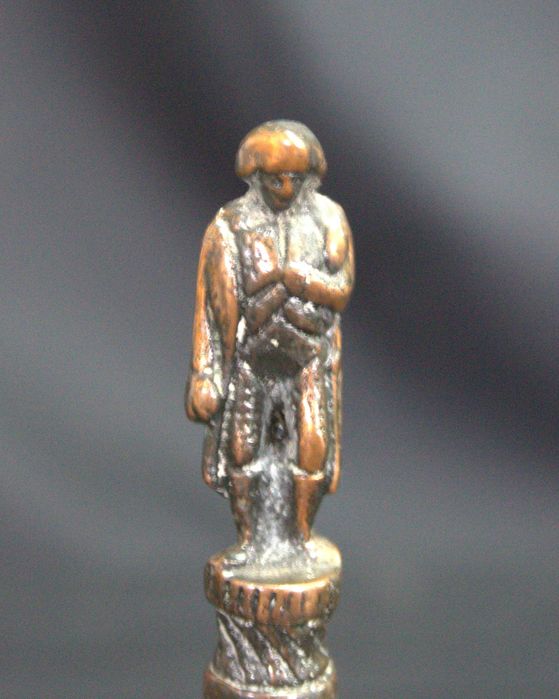 Sino de mesa de metal prateado figura de um soldado, estilo clássico.