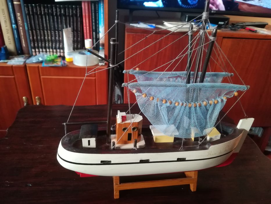 Barco de Madeira muito bonito