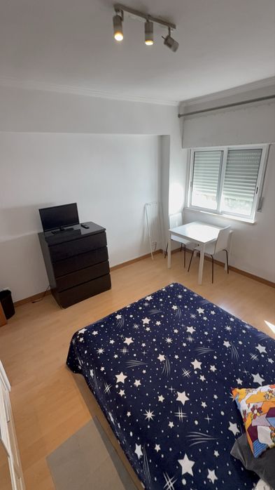 Quarto solteiro ou casal mobiliado na Moita próx. camara minucipal a 35 min. Para Lisboa