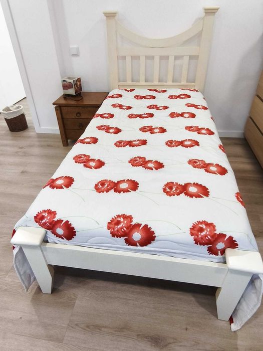Cama branca solteiro em madeira