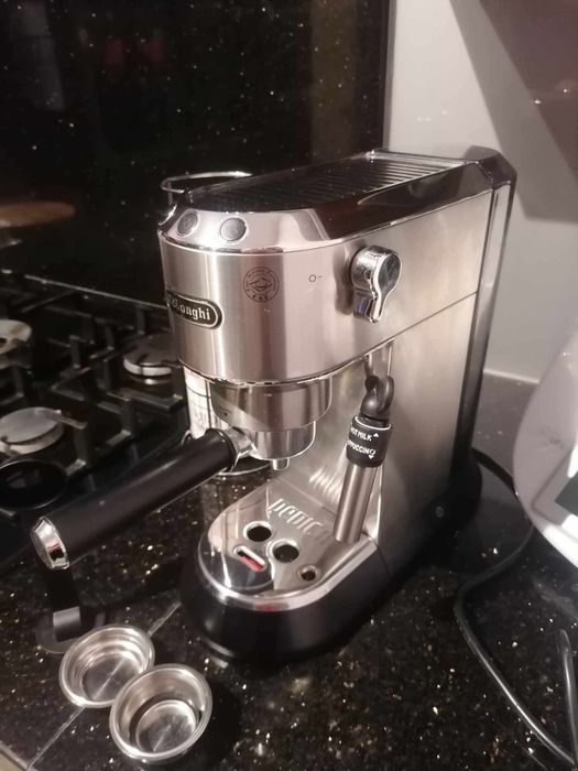 Expres ciśnieniowy  kolbowy do kawy De Longhi