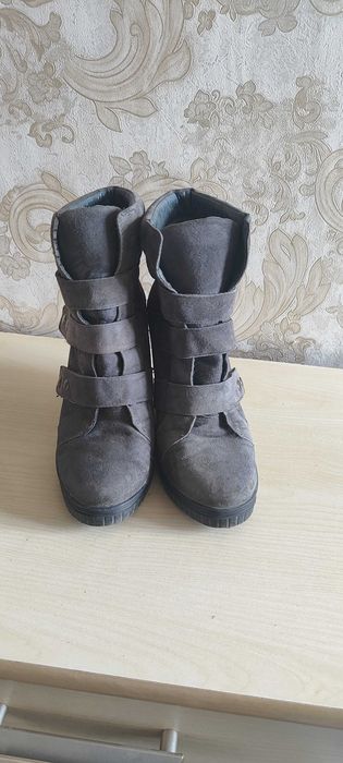 женские деми ботильоны на каблуке и танкетке. разгружаю шкаф.