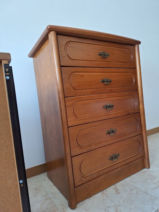 Mesa de Cabeceira e Camiseiro