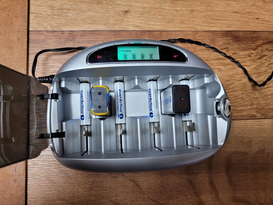 Ładowarka Energizer AA, AAA, 9V