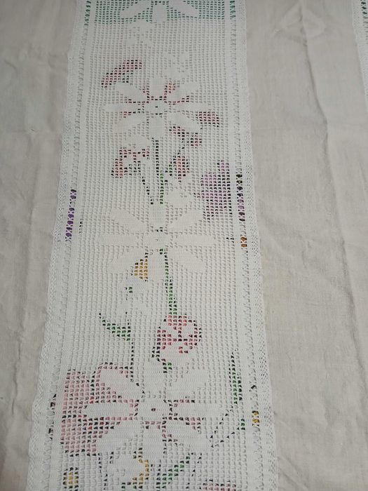 Colcha com duas almofadas  em renda e linho caseiro