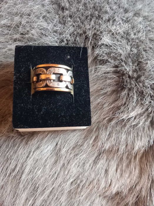 Anel de prata e ouro muito bonito e com zircônias