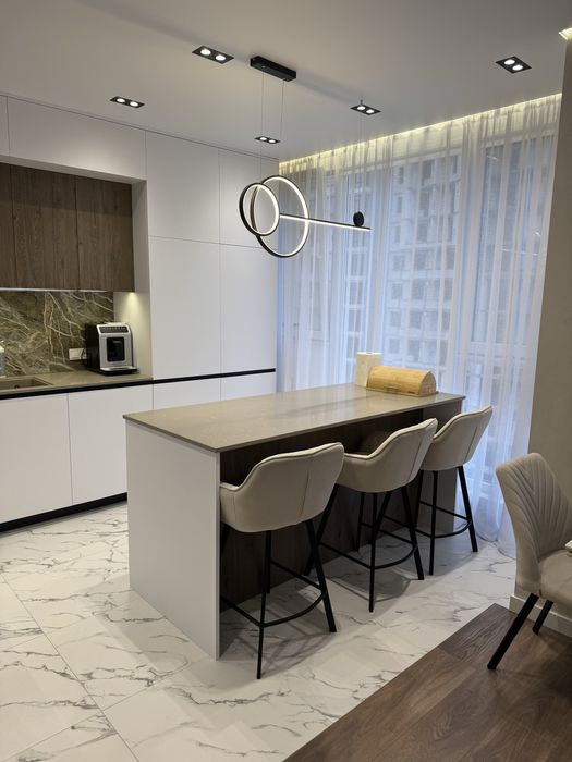 Продам 2 комнатную квартиру с дизайнерским ремонтом 70м2