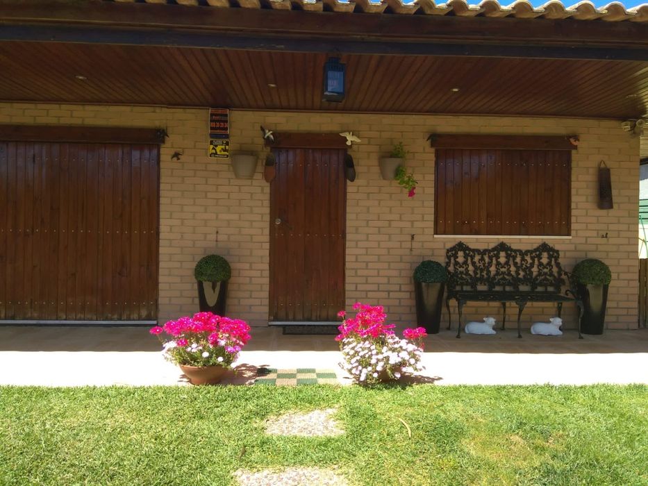 Acolhimento Familiar 24h para Idosa ou Casal | Casa Térrea c/ Jardim