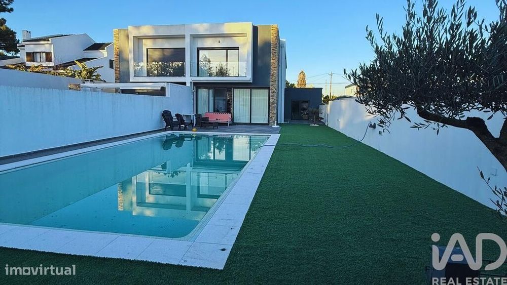 Casa tradicional T4 em Corroios de 260,00 m2