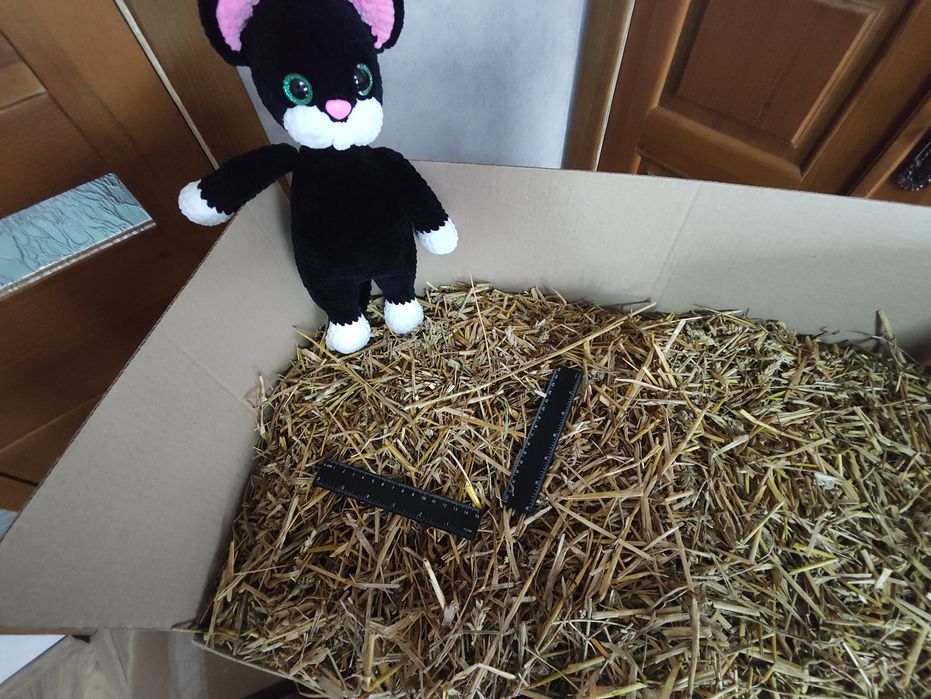 Сіно солома собакам в будку в тюках мішках