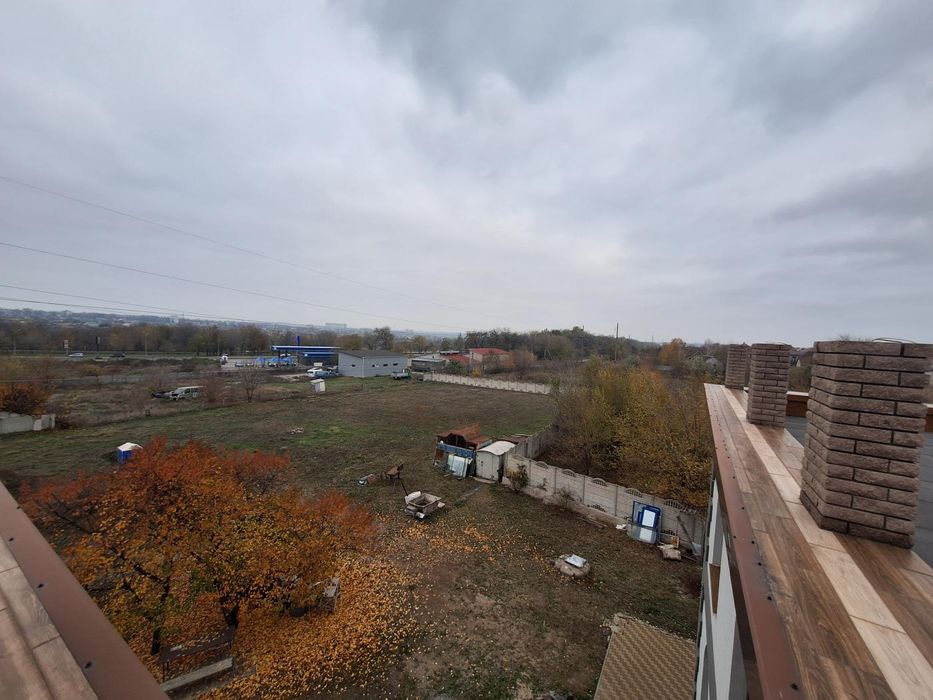 Окремо розташована будівля 1300 м² на виїзді до Дніпра