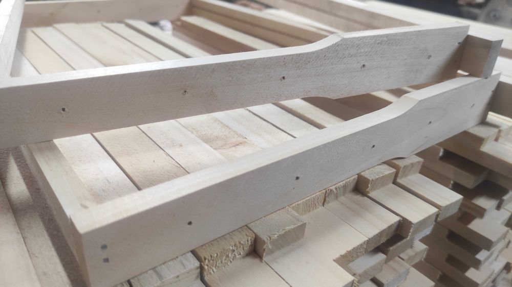 Рамка дадан з отворами та пазом під вощину зібрана