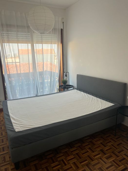 Cama IKEA cinzenta mais colchão