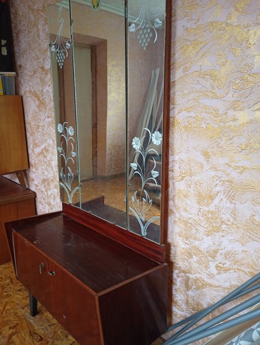 Дзеркало треляж тумбочка меблі