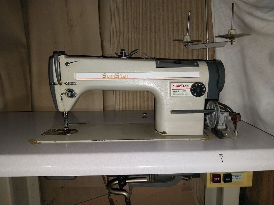 Máquina de costura industrial com motor monofásico