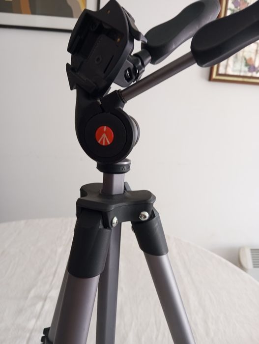 Tripé Manfrotto bom estado