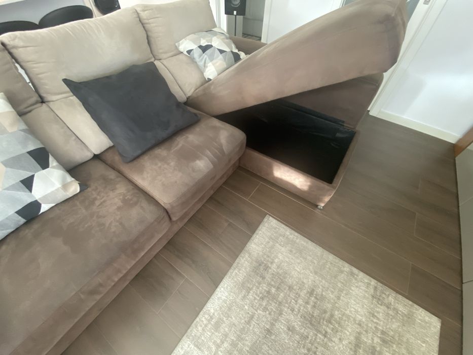 Vendo sofa chaise longue com arrumacao + 2 pufs