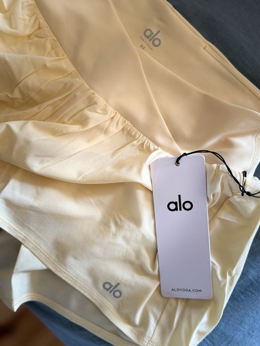 Alo Yoga V-Cute Running Short  XS / Alo Yoga шорти