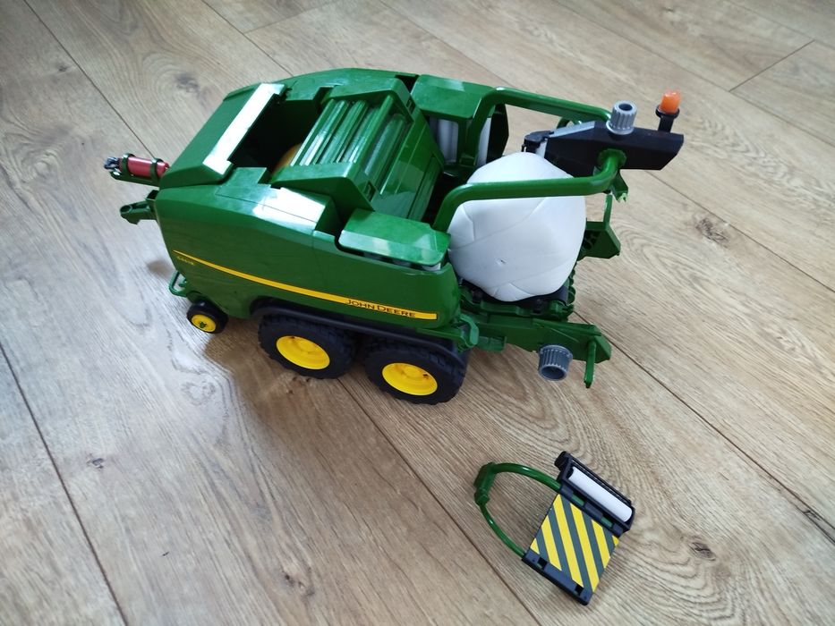 Bruder prasa belująca i owijarka John Deere z 2 belami