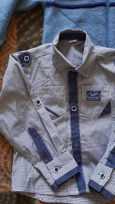 Elegancka koszula i sweter chłopięcy