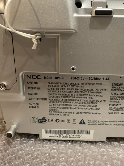 Продається проектор Nec NP 50G як НОВИЙ + портативний екран