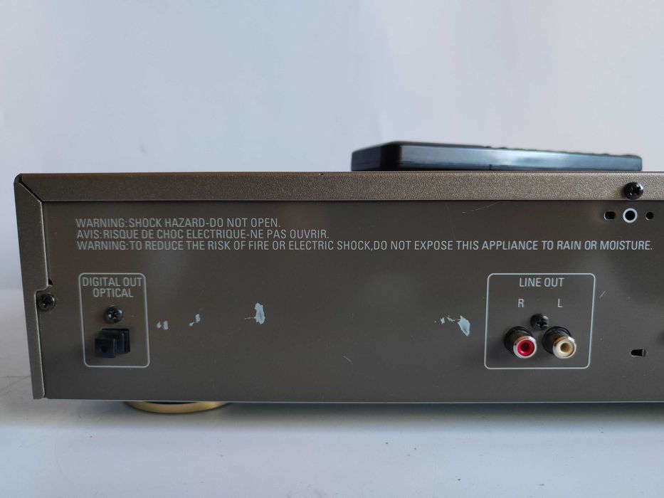 DENON DCD-685 odtwarzacz CD szampański wyjście optyczne z pilotem