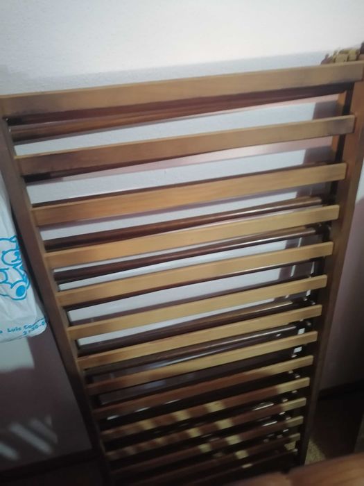 Cama para bebé em madeira