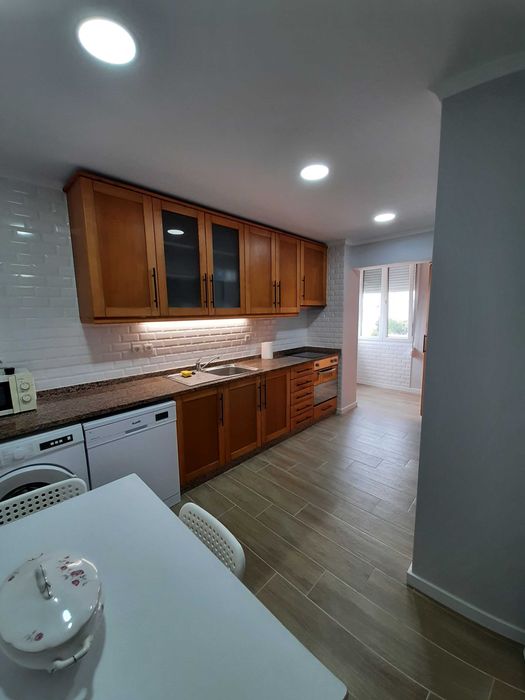 Quarto para estudantes em apartamento na Avenida Luísa Tody, no centro de Setúbal.