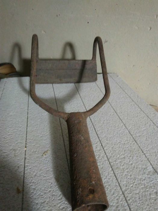 Стара але зручна і міцна сапа