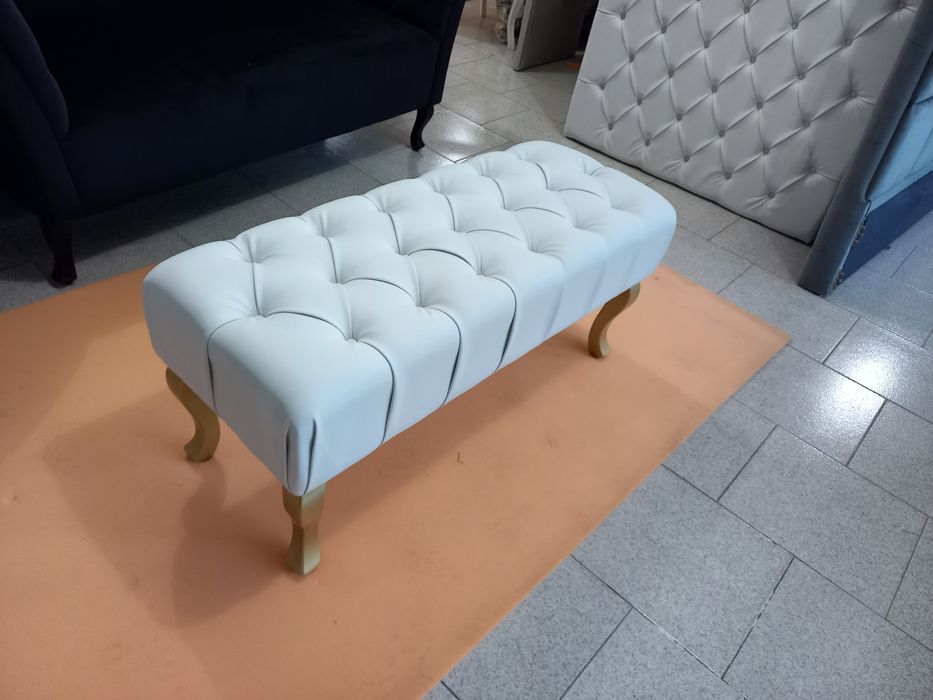 Banqueta capitonê pele branca, pés dourados, 100x40cm altura45cm
