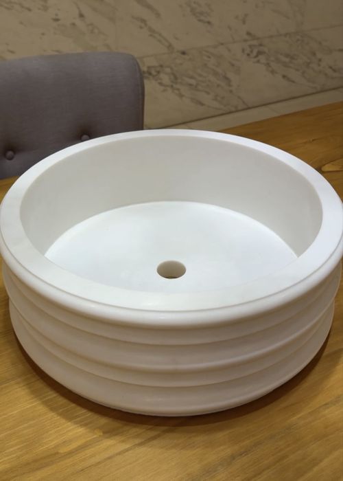 Підвіконня, стільниці, умивальники, каміни та сходи з мармуру