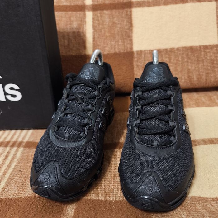 Нові кросівки Adidas Megaride