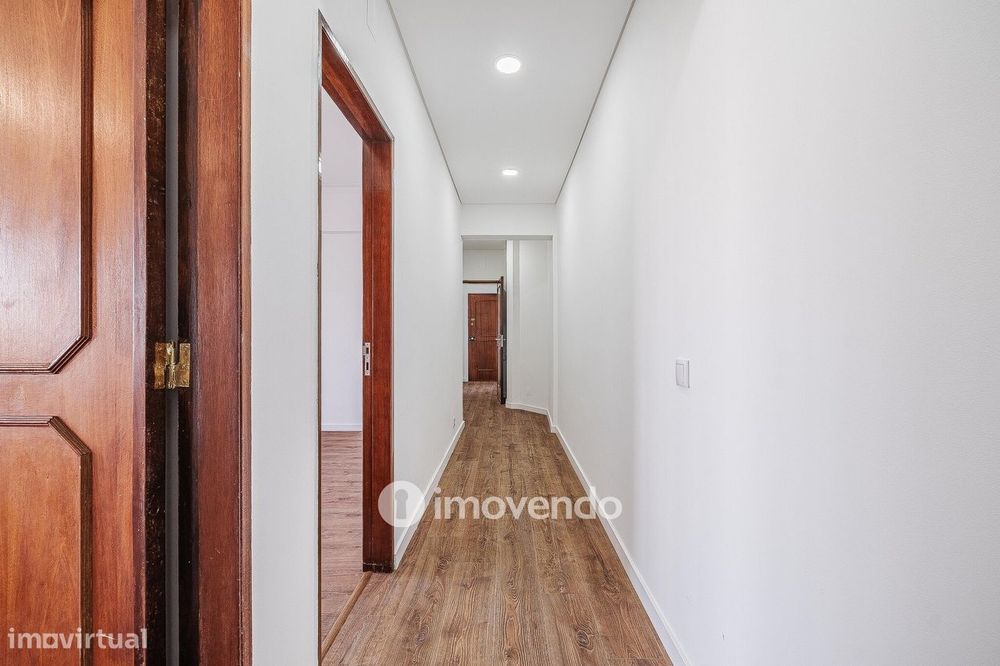 Apartamento T2 remodelado, com cozinha equipada, na Reboleira