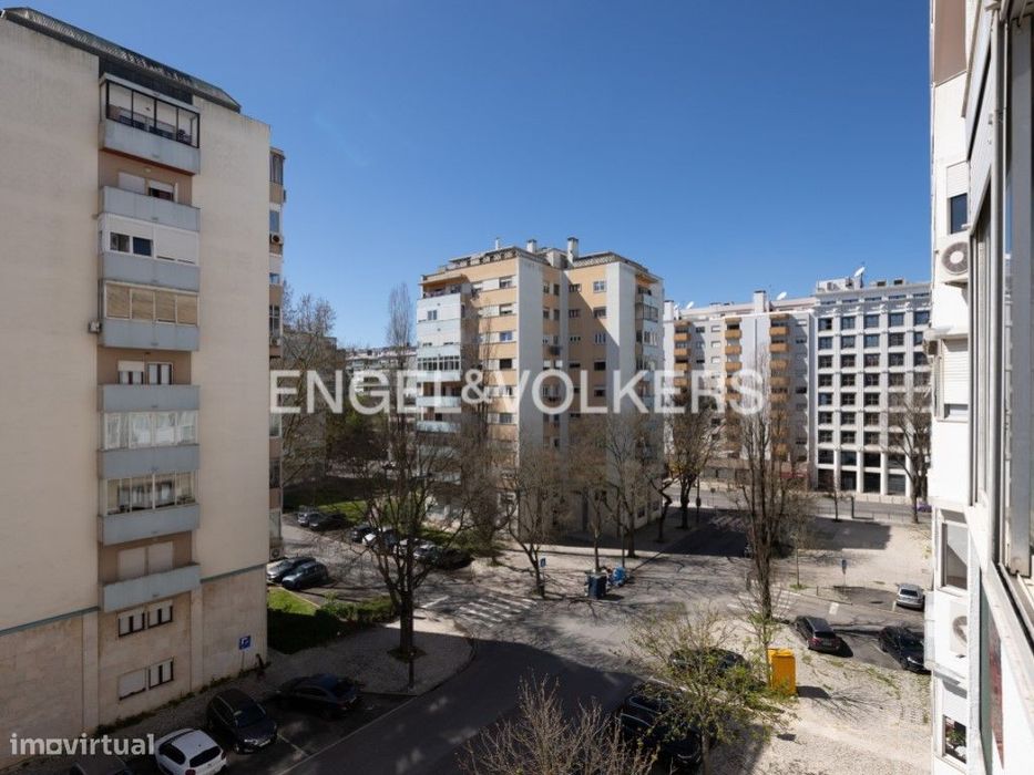 T3 espaçoso em Benfica com varanda e excelente luz natural