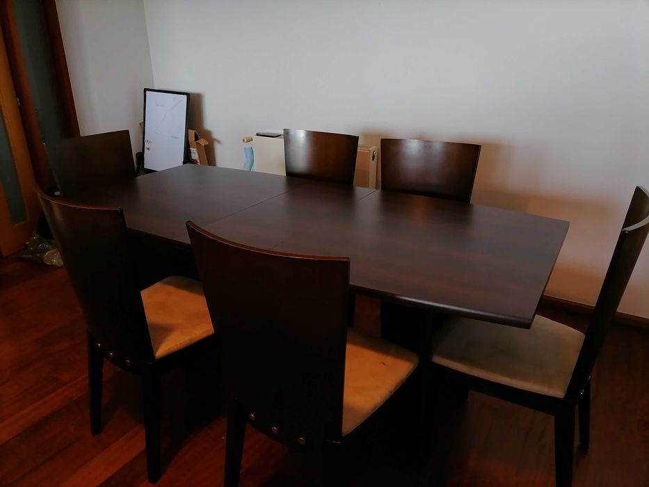 Mesa de sala Moviflor com cadeiras