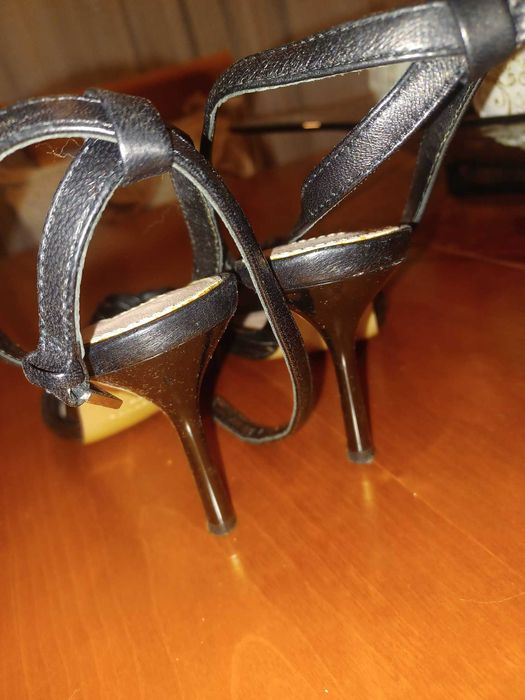 Sandálias em pele da Uterque