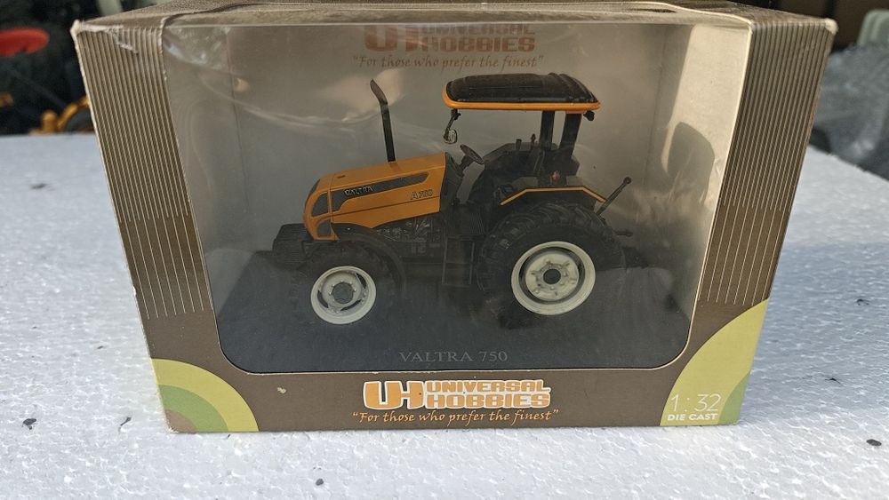 Valtra 1:32 universal hobbies