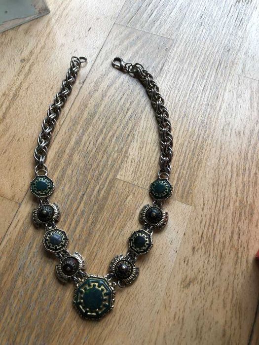 colar antigo dourado e verde