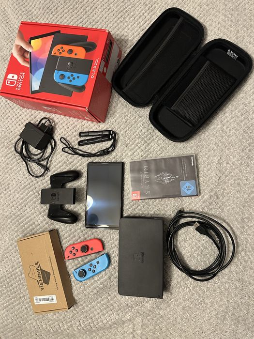 Nintendo Switch OLED 64GB + Gra Skyrim + Karta 128GB + Etui