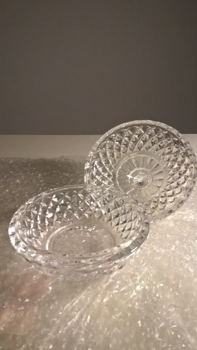 Bomboneira antiga em vidro de picos.