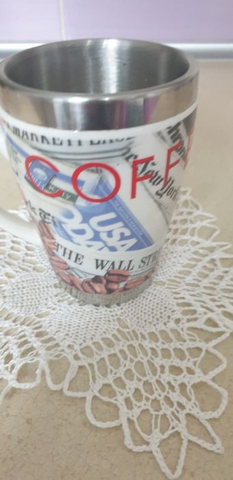 Kubek termiczny w środku metalowy