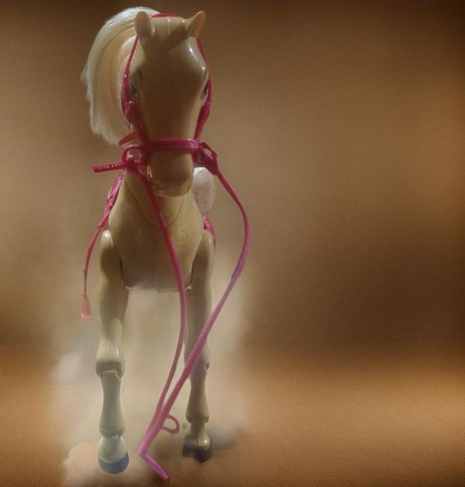 Chodzący koń barbie