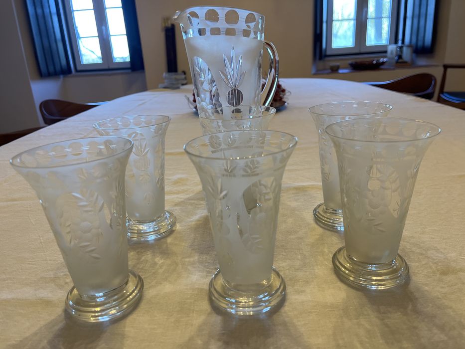 Conjunto de copos e jarro antigo