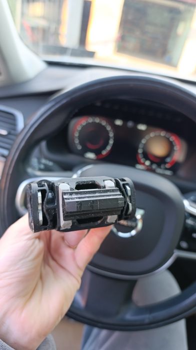 Фіксатор передніх  дверей. Volvo xc90-|| обмежувач передніх  дверей