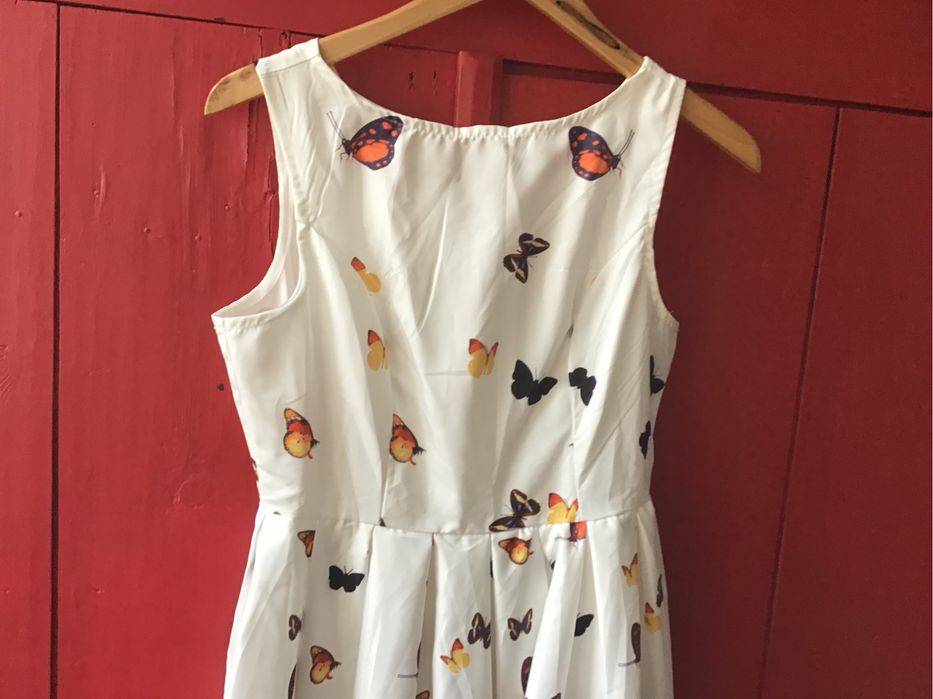 Vestido motivos floral  com borboletas. T M . Novo. Inspiração anos 50?