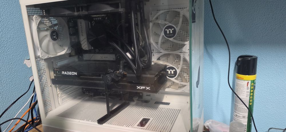 Torre gaming rx7700xt