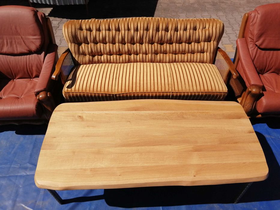 Stolik z blatem dębowym.