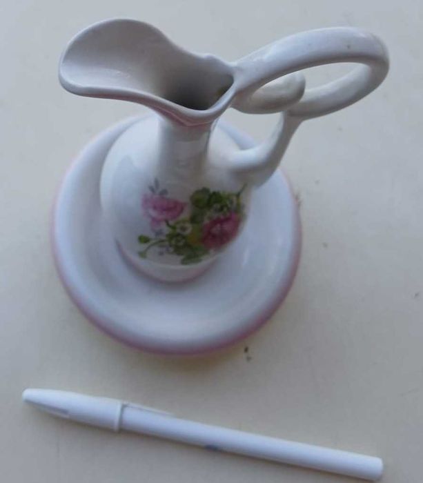 Jarro pequeno com prato, em porcelana decorativa