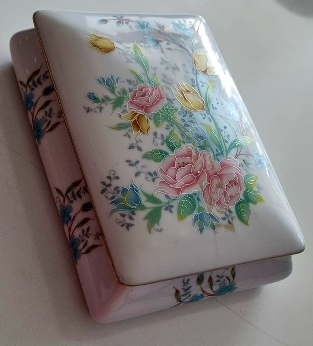 Caixa,  em porcelana, com motivos floridos.