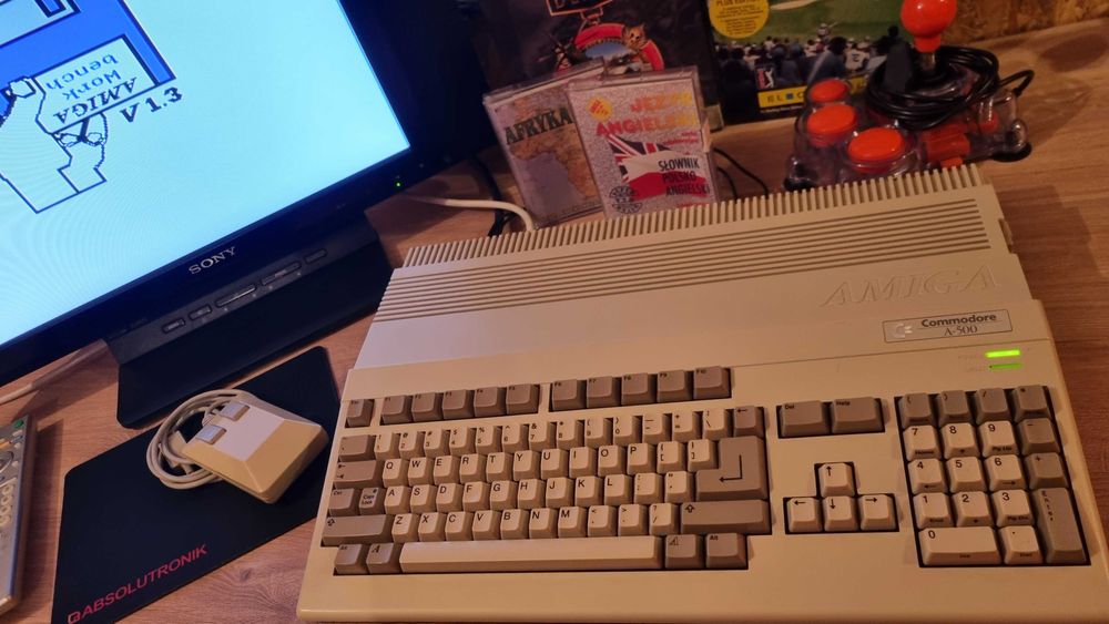 Amiga 500 z TV i dodatkami